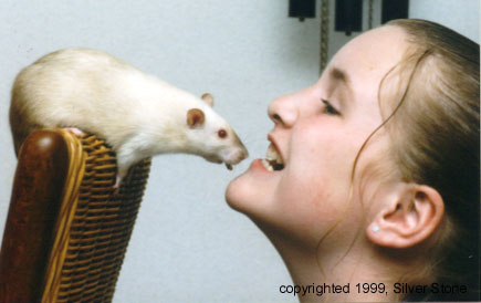 Coby pakt een snoepje uit Linda's mond